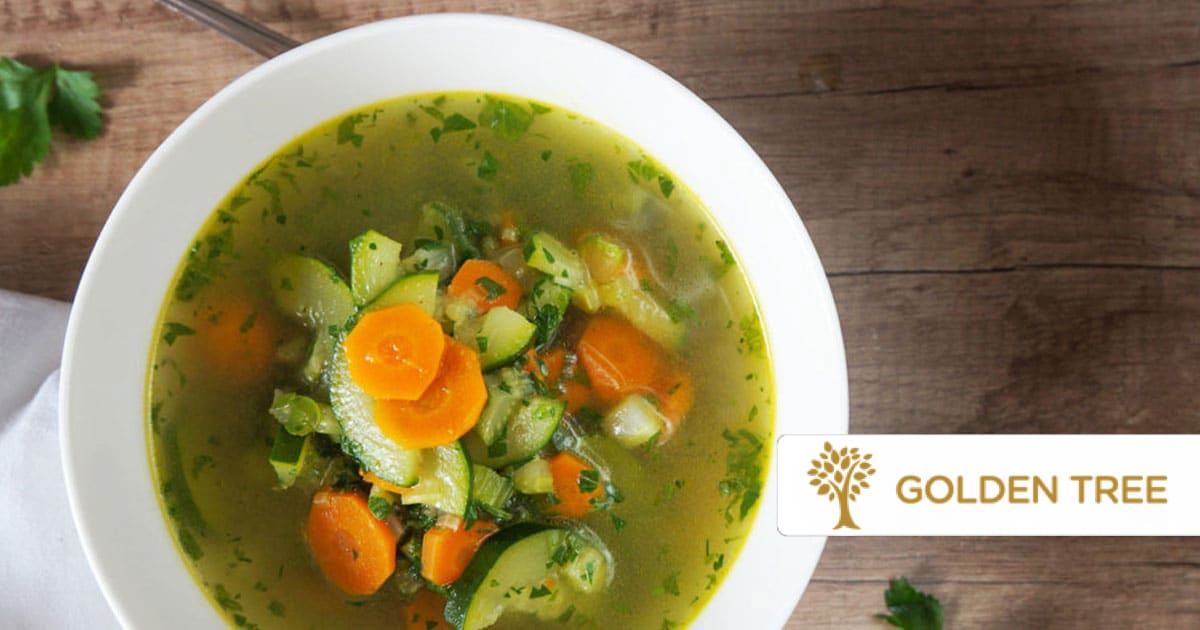 Tendre soupe aux légumes et herbes